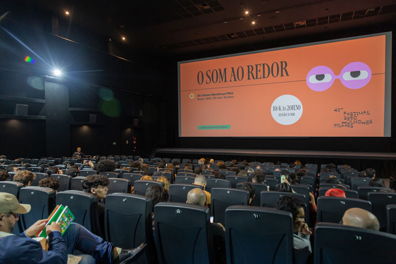 Público na sala de cinema durante a exibição em 35mm de "O Som Ao Redor" durante o 49º Festival Sesc Melhores Filmes